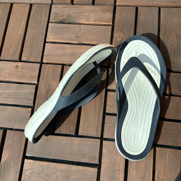 Women’s Crocs Flip Flops - Picture 4 of 12